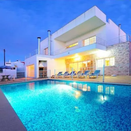 Villa Casa Joao Paulo - Spacious 4 Bedroom With Comfortable Furnishings - Perfect For Families *